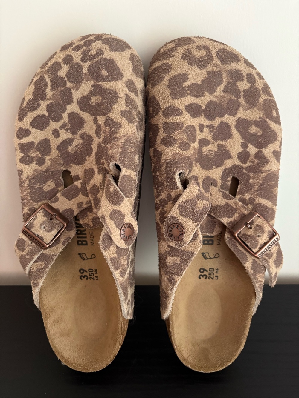 Birkenstock Boston Leo Sandcastle Leopard Suede Clogs EU 39 – NEW
